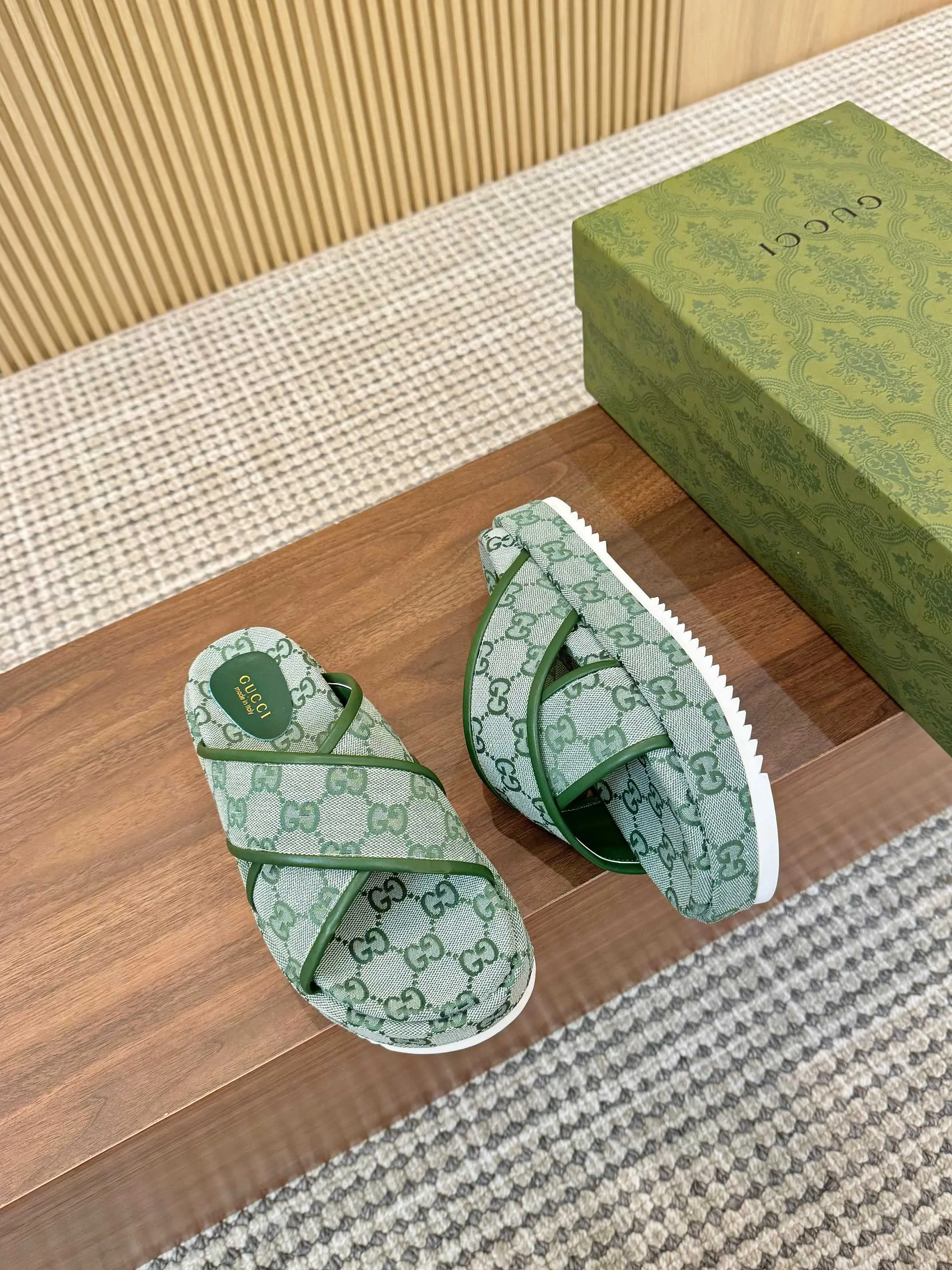 👟👟Ex-factory price 400👟👟 Shipped all year round, Gucci's latest limited edition thick-soled slippers. Top quality for sale. Purchase genuine product for development. The material and workmanship are consistent with the original. Upper: original special printing process. Lining: dyed sheepskin. Outsole: Italian private model outsole. Size: 35-43M standard size. 41, 42, 43 are also customized and cannot be returned. Sole thickness: 5.5cm. Forefoot 4cm.